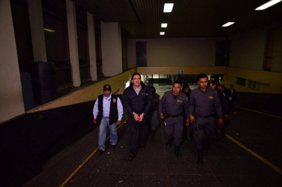Gustavo Alejos fue sacado a pie de la carceleta ubicada en el sótano de la Torre de Tribunales. (Foto: Jesús Alfonso/Soy502)