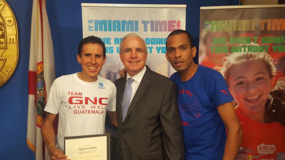 El fondista guatemalteco, Luis Carlos Rivero, fue declarado visitante distinguido por el alcalde de Miami-Dade, Carlos Gim&eacute;nez.