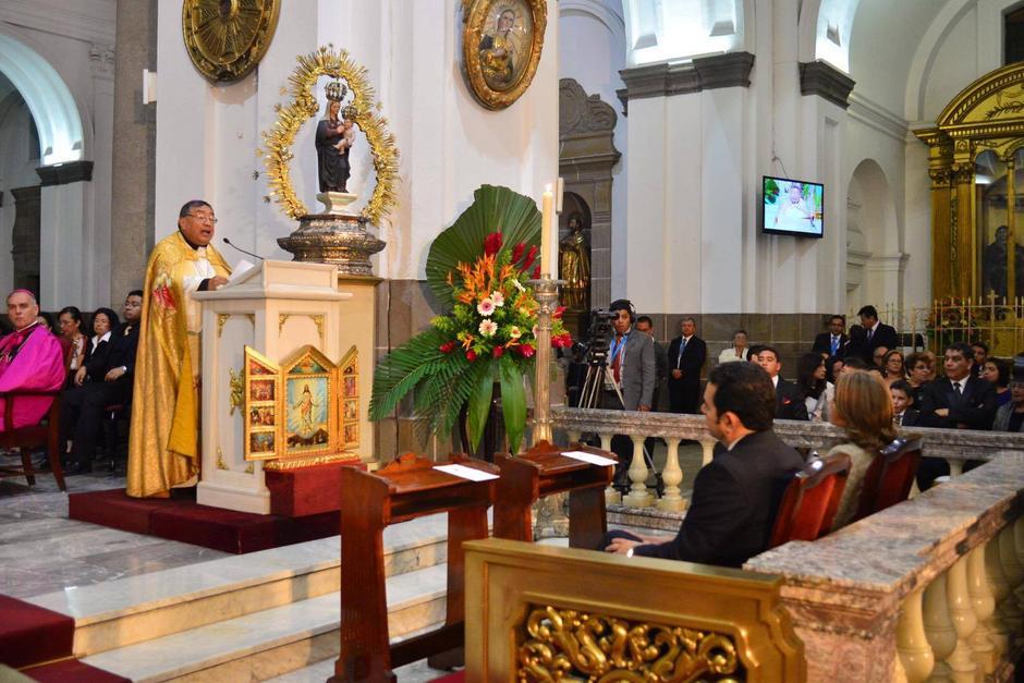 El presidente Jimmy Morales escucha al Arzobispo Metropolitano, Julio Vian Morales, durante el Te Deum que se realiz&oacute; en el Catedral por el cambio de Gobierno. (Foto: Archivo/Soy502)&nbsp;