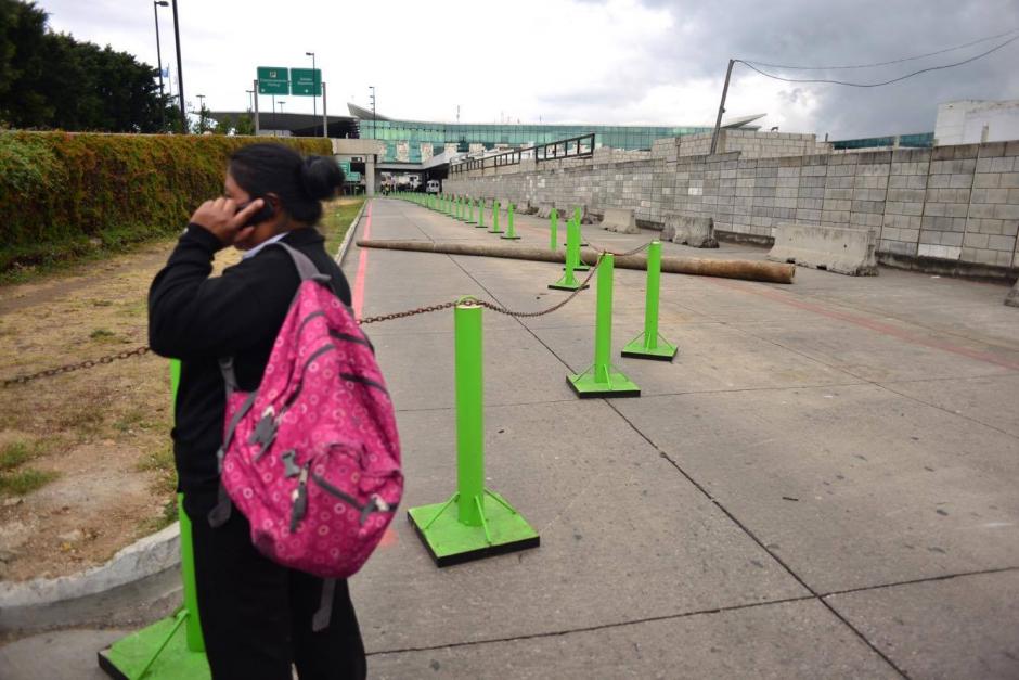 El Aeropuerto Internacional La Aurora permanece bloqueado por empleados que exigen que se regularicen los pagos de salarios. (Foto: Jesús Alfonso / Soy502)