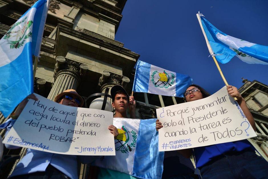 Un grupo de manifestantes se conglomeraron en la Plaza de la Constituci&oacute;n para exigir al nuevo gobierno compromiso y transparencia durante su gesti&oacute;n. (Foto: Wilder L&oacute;pez/Soy502)&nbsp;