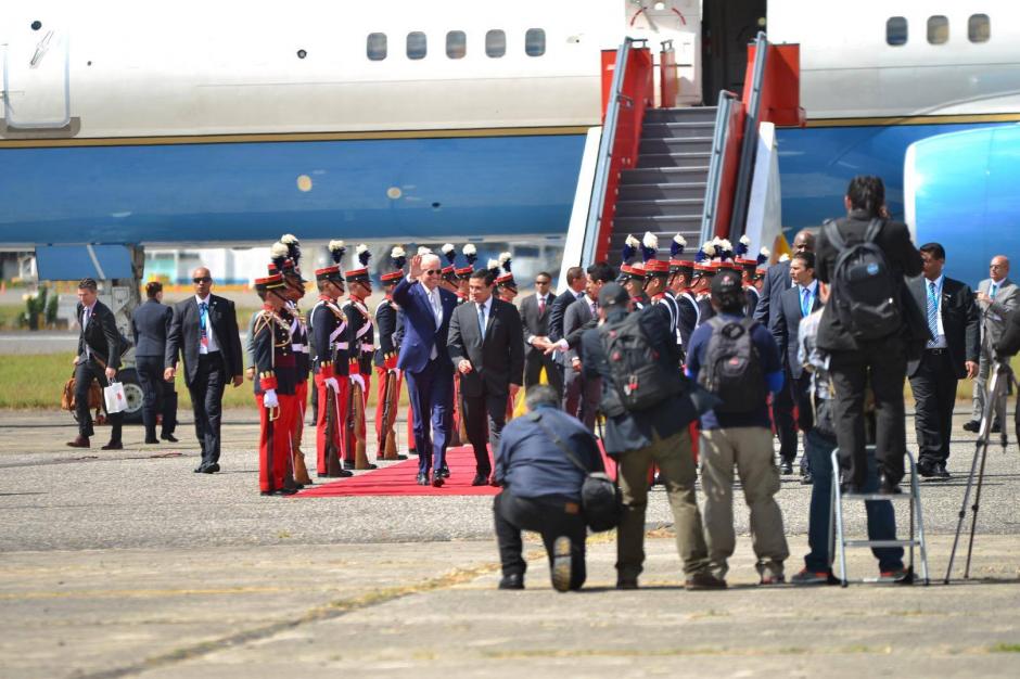 Acompañado del canciller Carlos Morales a su arribo al país. (Foto: Jesús Alfonso/Soy502)