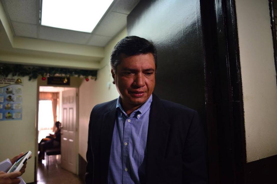 El yerno del ex presidente Otto P&eacute;rez Molina, Gustavo Mart&iacute;nez, se retira de la Sala de Apelaciones de Mayor Riesgo donde se realiz&oacute; una audiencia donde se confirm&oacute; el embargo sobre sus propiedades. (Foto: Jes&uacute;s Alfonso/Soy502)&nbsp;