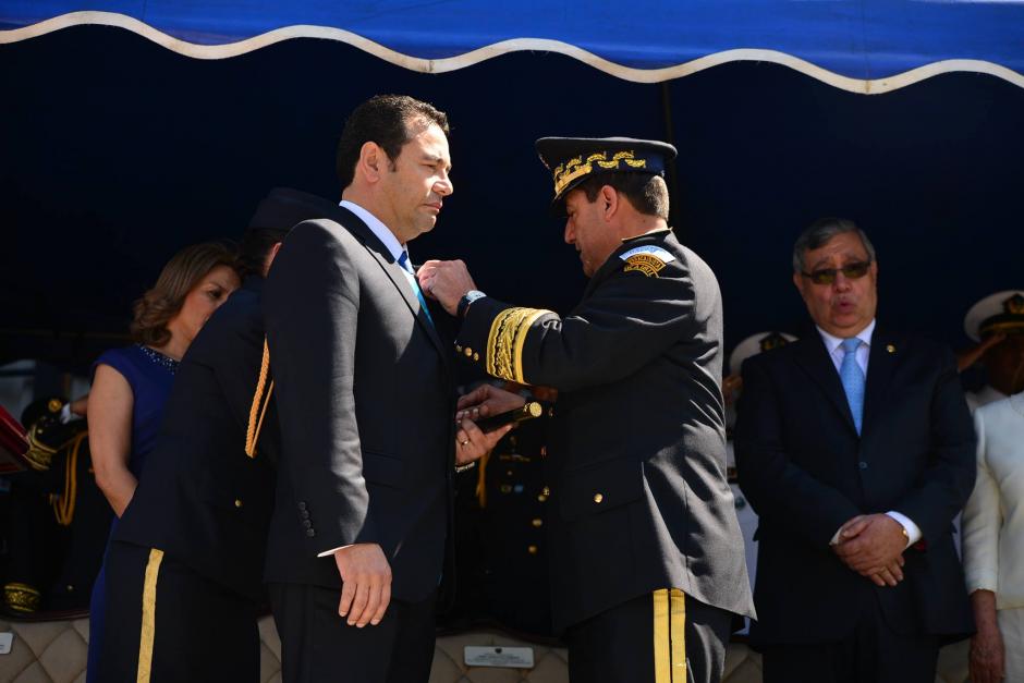 El presidente Jimmy Morales durante la ceremonia en la que recibió el bastón de mando del Ejército de Guatemala. (Foto: Wilder López/Soy502)