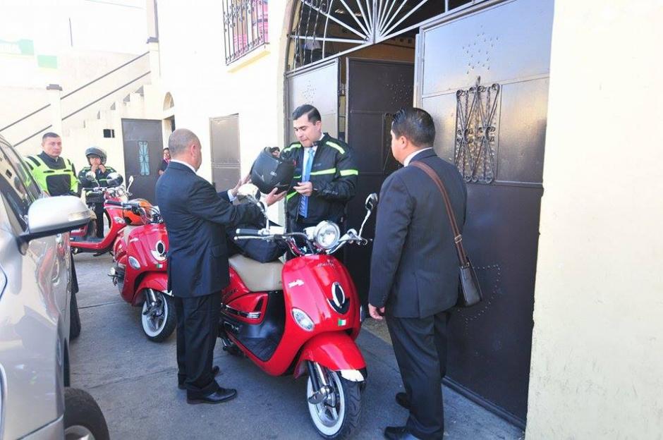 Bran arribó al Oratorio a bordo de una motoneta roja. (Foto Alejandro Balán/Soy502)