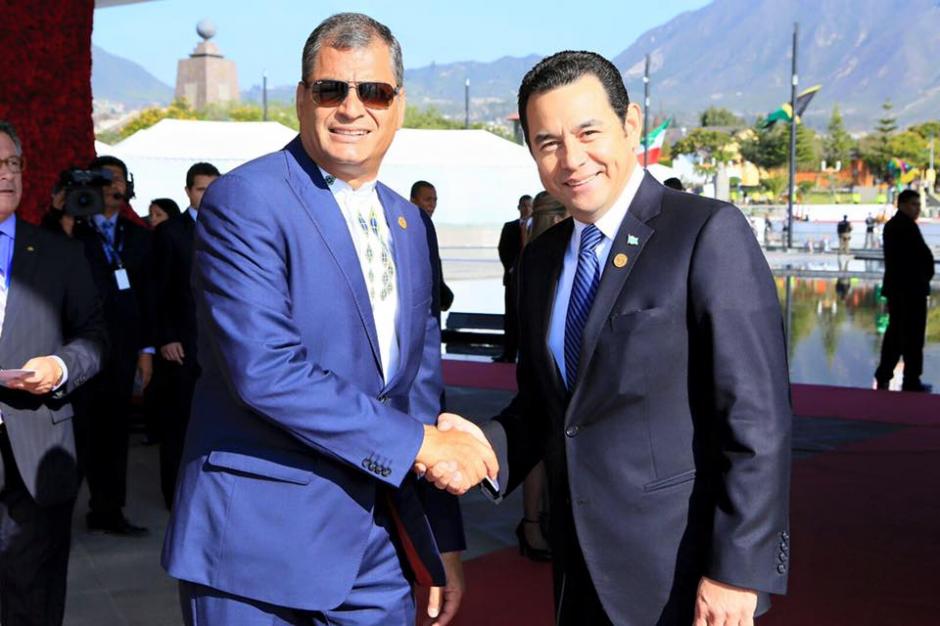 El presidente de Guatemala Jimmy Morales (derecha), saluda al mandatario de Ecuador, Rafael Correa. (Foto: Facebook/Jimmy Morales)
