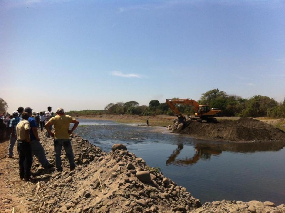 El acercamiento surgió luego que comunitarios regresaran el río a su cauce. (Foto: Facebook/Carlos Salvatierra)