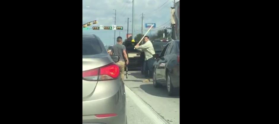 Una brutal pelea entre dos automovilistas en Estados Unidos, qued&oacute; registrada en un video que se ha viralizado en redes sociales. (Foto: Captura de Imagen)