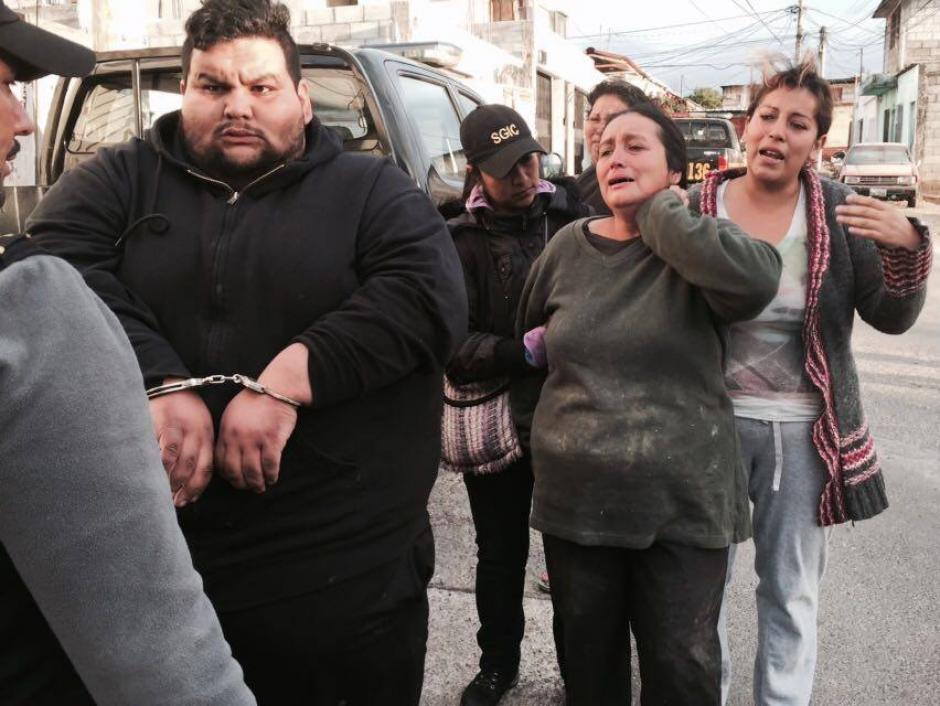 En allanamientos en la zona 21 se captur&oacute; a integrantes de una familia que se dedicaba a extorsionar. (Foto: PNC)