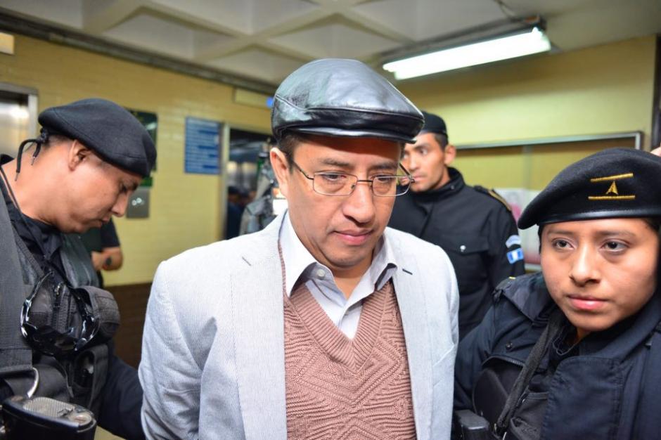 Elder Fuentes y Alfonzo Castillo, intendentes de la SAT, fueron arrestados este viernes sindicados de colaborar con la estructura criminal "La L&iacute;nea", misma que llev&oacute; a prisi&oacute;n a el exbinomio presidencial. (Foto: Jes&uacute;s Alfonso/Soy502)