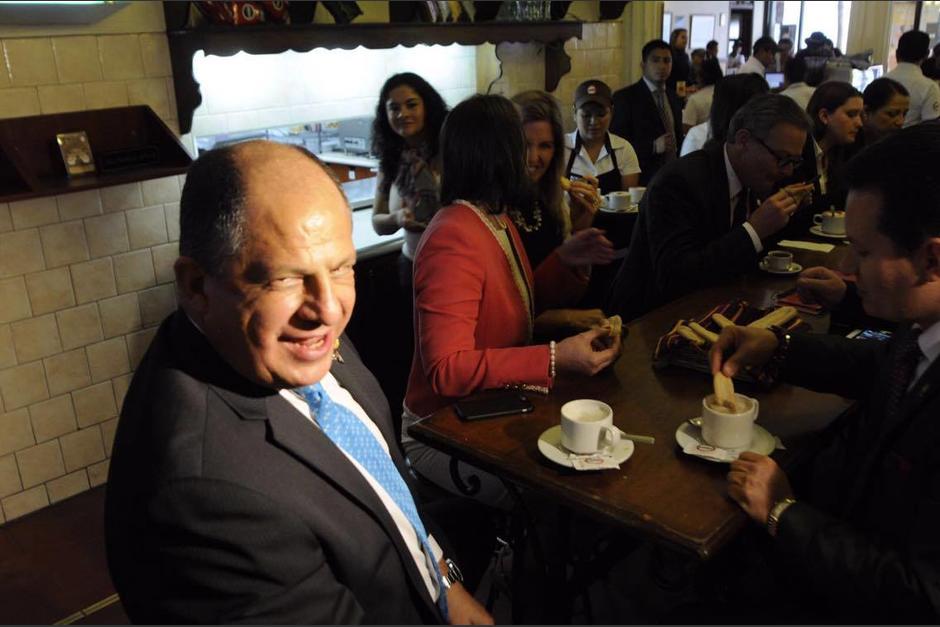 Guillermo Solis, presidente de Costa Rica, se tom&oacute; un caf&eacute; del producto nacional en una popular cafeter&iacute;a de la zona 1. (Foto: Soy502)