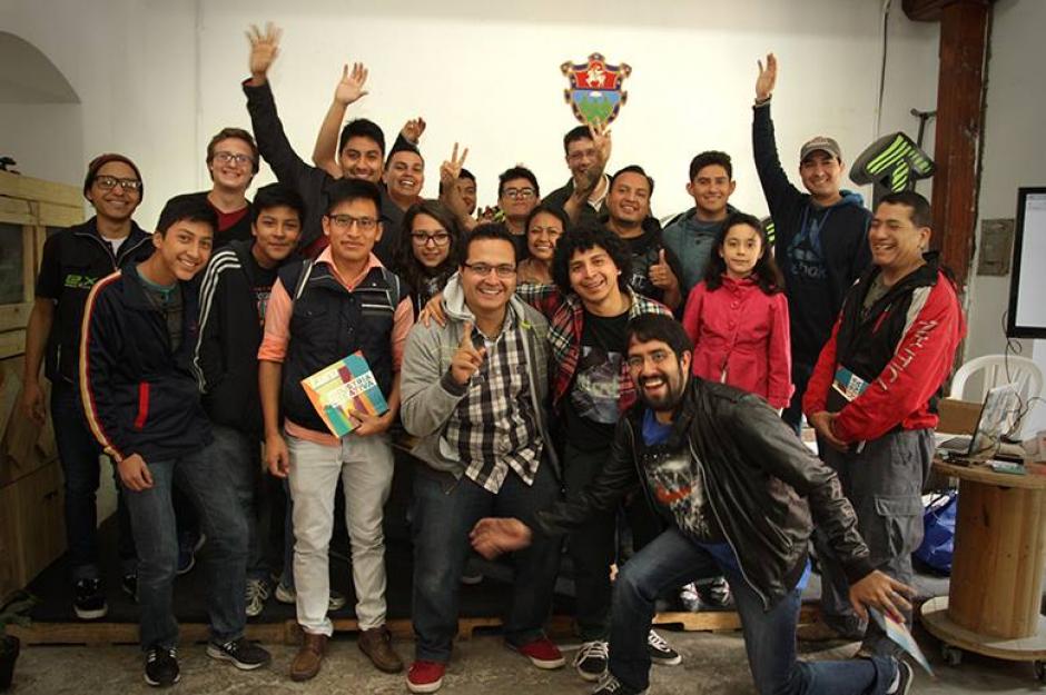 Miembros de la Comunidad Arduino Guatemala. (Foto: Facebook/Comunidad Arduino Guatemala)