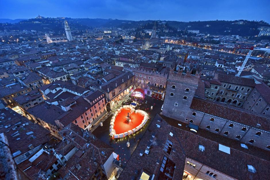 El evento se realiz&oacute; en la Piazza dei Signori, ubicada en el centro hist&oacute;rico de la ciudad de Verona. (Foto Facebook/L'Arena.it)