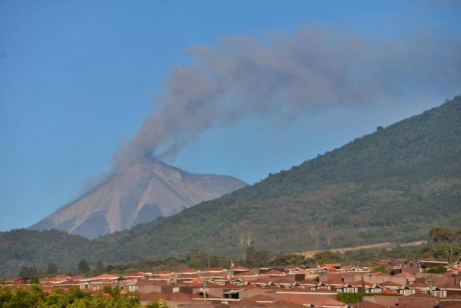El volc&aacute;n de Fuego expulsa ceniza que afecta a poblaciones cercanas y podr&iacute;a llegar a la capital. Tambi&eacute;n mantiene actividad el Pacaya y el Santiaguito. (Foto: Jes&uacute;s Alfonso/ Soy502)