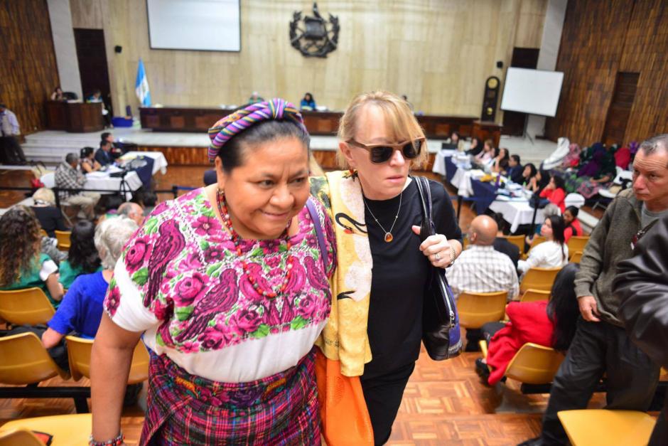 Las premio Nobel de la Paz Rigoberta Mench&uacute; y Jody Williams en su salida de la Sala de Vistas de la CSJ. (Foto: Jes&uacute;s Alfonso/ Soy502)