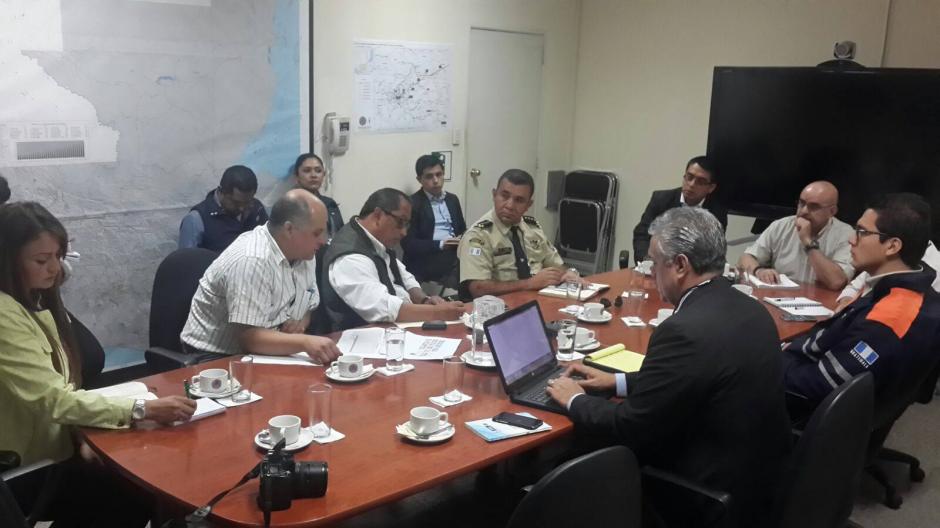 Mesa t&eacute;cnica determina las acciones inmediatas que se tendr&aacute;n en el tema del Puente Belice. (Foto: Facebook/ Conred)