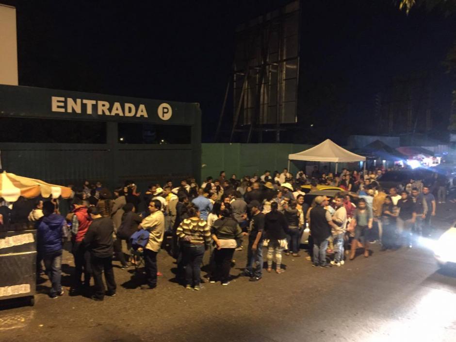 El p&uacute;blico ped&iacute;a a gritos que se realizara el concierto. (Foto: Nuestro Diario)
