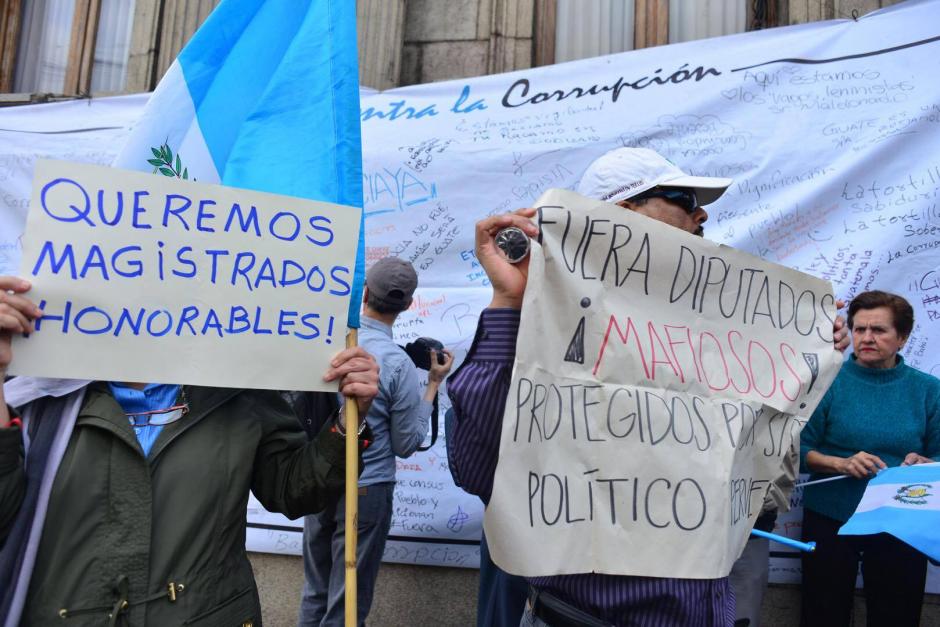 Mientras evaluaban a los candidatos a la CC, en las afueras se exigía por Magistrados honorables. (Foto: Jesús Alfonso/Soy502)