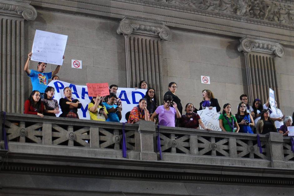 Grupos que buscan la igualdad de g&eacute;nero protestaron con molestia dentro del Congreso debido a que la discusi&oacute;n no avanza. (Foto: Alejandro Balan/Soy502)