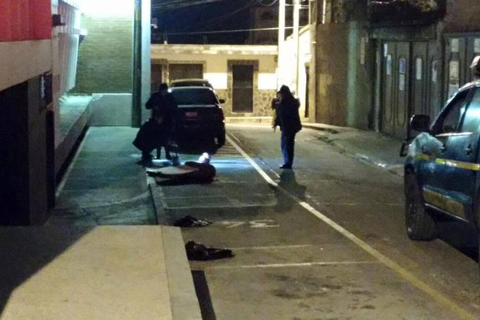 Abandonan cabeza humana frente a la Municipalidad de Mixco. (Foto: Facebook/Neto Bran)