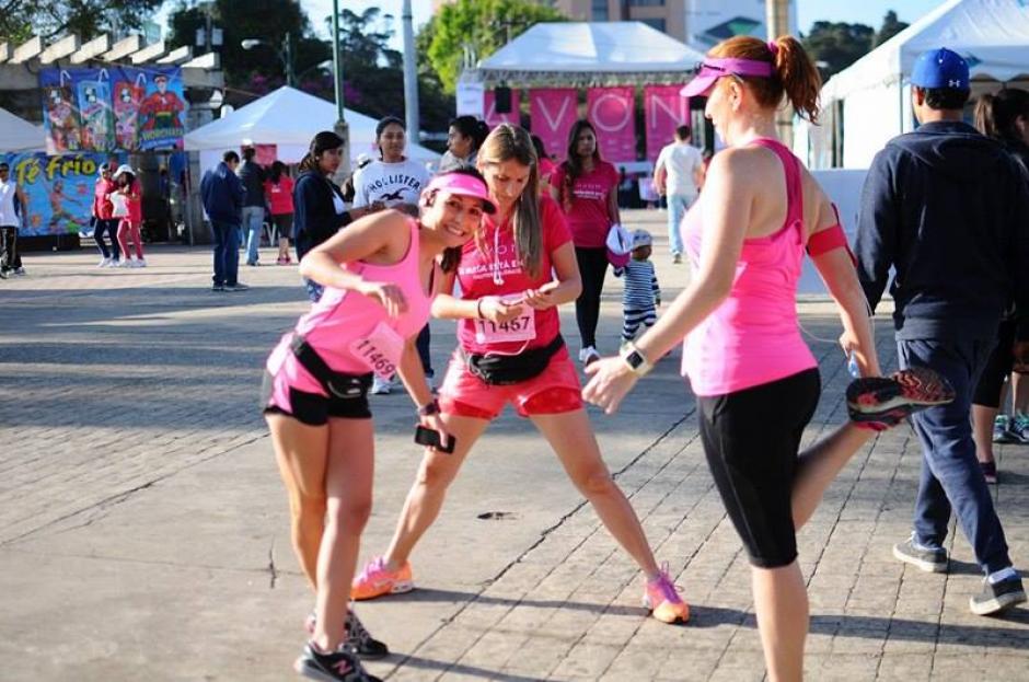 Cientos de mujeres participaron en la Carrera Caminata Av&oacute;n en su edici&oacute;n n&uacute;mero 16. (Foto: Alejandro Bal&aacute;n/ Soy502)