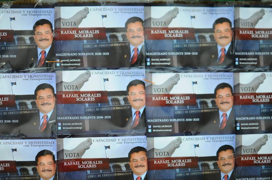 Los aspirantes a magistrados titulares y suplentes de la CC colocaron propaganda para que los profesionales del derecho voten por ellos. (Foto: Alejandro Balán/Soy502)