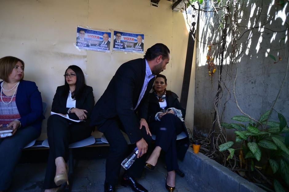 El exparticipante del Programa "Combate" saluda a la exvicepresidenta Roxana Baldetti durante un receso de la audiencia del caso del Lago de Amatitlán. (Foto: Wilder López/Soy502)