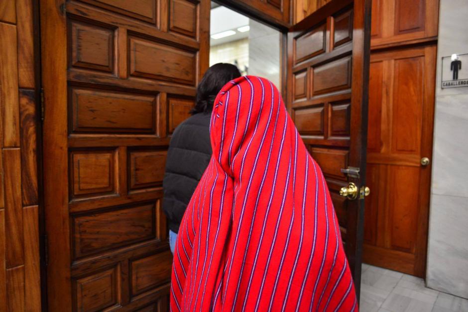 Mujeres v&iacute;ctimas del caso, cubren su rostro con un perraje. (Foto: Jes&uacute;s Alfonso/Soy502)