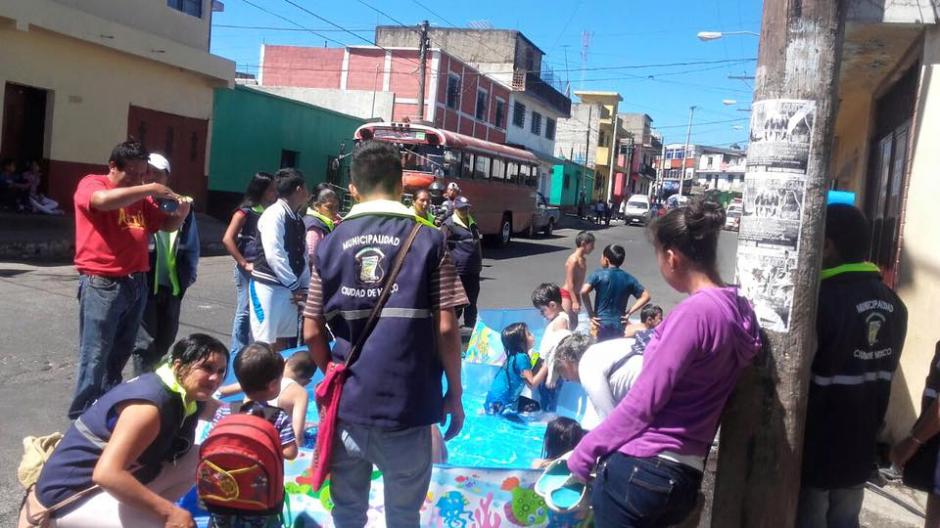 Niños de la Colonia El Milagro disfrutaron de un día de verano con piscinas plásticas instaladas por la alcaldía. (Foto: Facebook/Neto Bran)