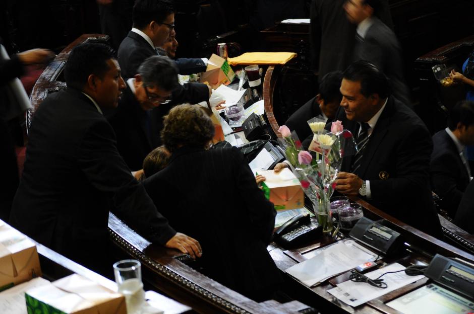 Las diputadas recibieron flores en conmemoración del Día de la Mujer. (Foto: Alejandro Balán/Soy502)