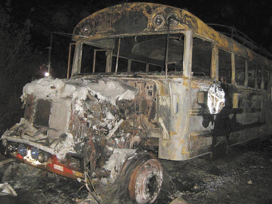 Este es el bus en que viajaban los 15 nicarag&uuml;enses y el holand&eacute;s que fueron asesinados en 2008 por la banda de El Taquero, en la que participaba como sicario el reo fallecido. (Foto: La Prensa de Nicaragua)&nbsp;