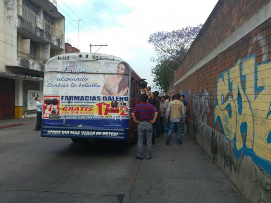 Una supuesta bomba fue dejada en el interior de un bus de la ruta 70 que se encontraba en la zona 1 capitalina. (Foto: Soy502)