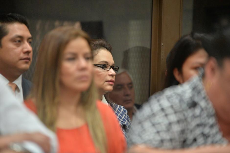 Otto P&eacute;rez, detr&aacute;s del vidrio, observa de reojo a Roxana Baldetti. Al frente, Claudia M&eacute;ndez. (Foto: Wilder L&oacute;pez/Soy502)