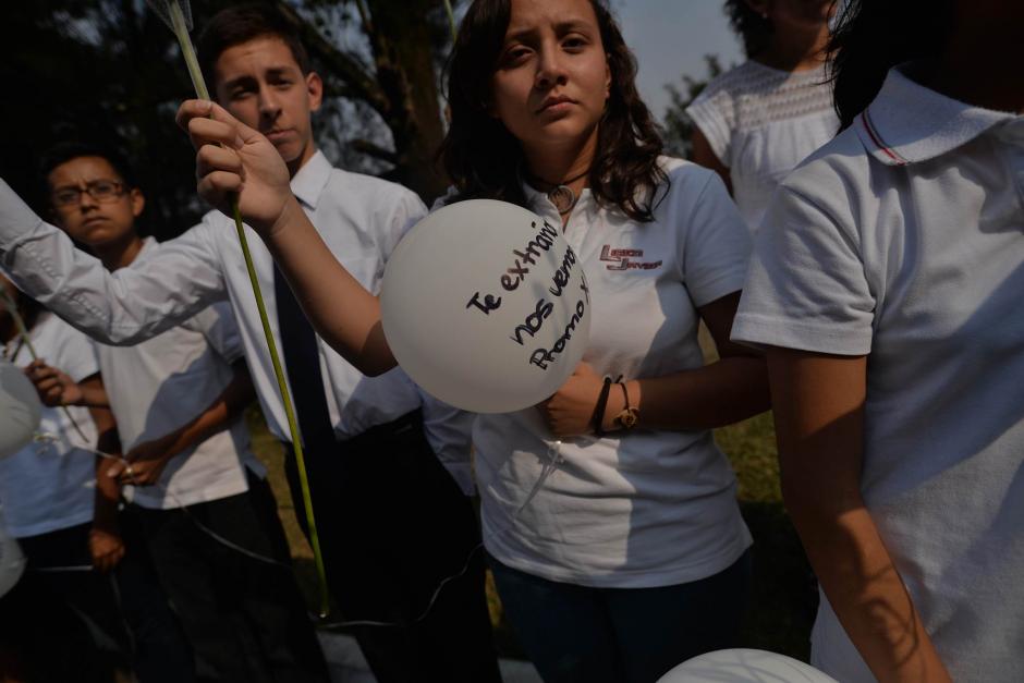 Estudiantes del Liceo Javier dan el &uacute;ltimo adi&oacute;s a Alexander Aldana quien muri&oacute; asfixiado en la piscina del colegio. (Foto: Wilder L&oacute;pez/Soy502)