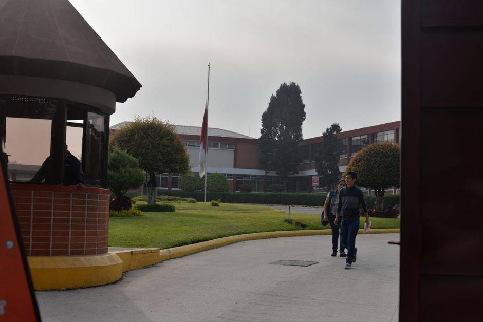 Dentro de las instalaciones del Liceo Javier ya se observa movimiento. (Foto: Wilder L&oacute;pez/Soy502)