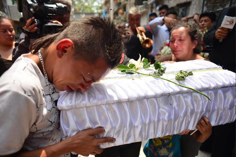 Los familiares del pequeño Maycol lloran su partida, mientras lo llevan a su tumba. (Foto: Jesús Alfonso/Soy502)