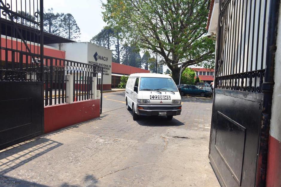 El veh&iacute;culo que transporta los restos de Edward Alexander parte hacia Villa Nueva donde ser&aacute; el velatorio. (Foto: Jes&uacute;s Alfonso/Soy502)