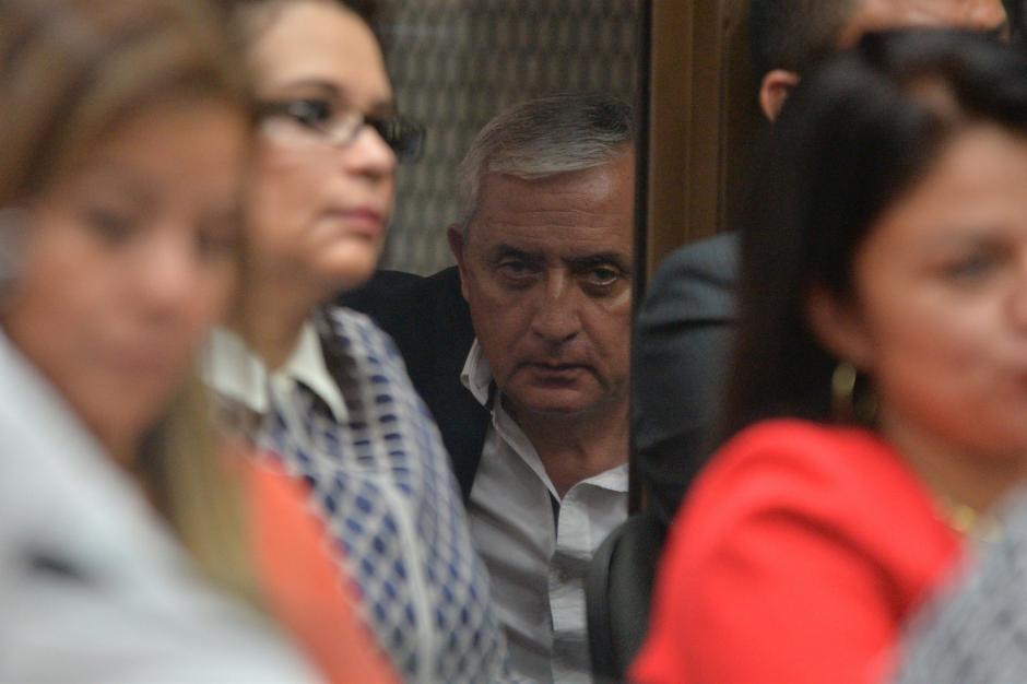 El expresidente Otto P&eacute;rez Molina observa a Roxana Baldetti durante la audiencia del caso La L&iacute;nea. (Foto: Wilder L&oacute;pez/Soy502)