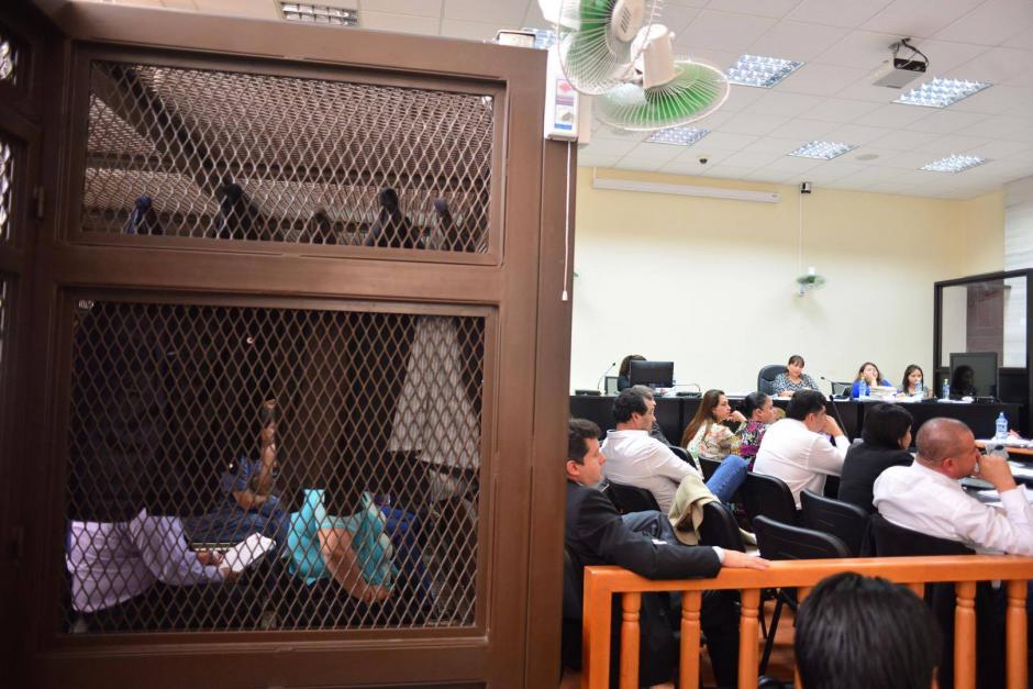 Los acusados colocaron sacos para evitar ser fotografiados durante la audiencia. (Foto: Jes&uacute;s Alfonso/Soy502)