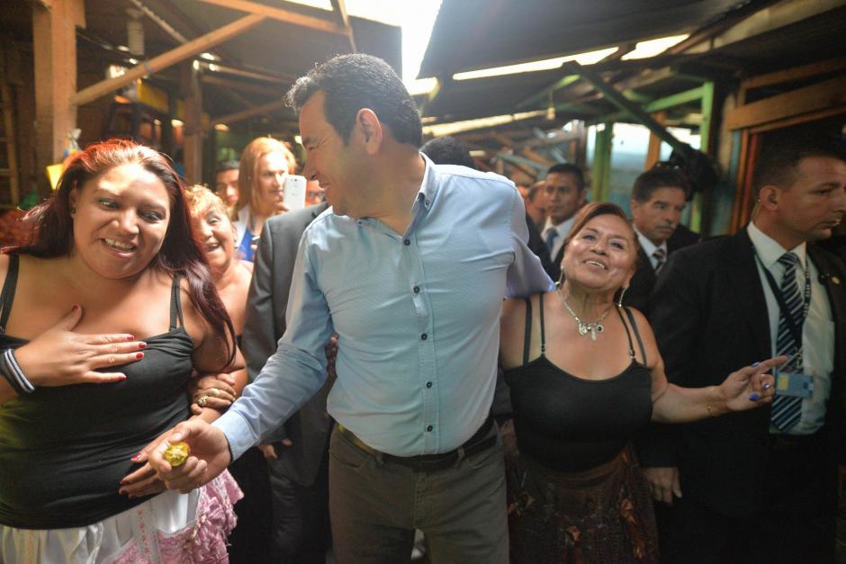 El presidente Jimmy Morales visit&oacute; el Mercado La Terminal y don&oacute; 20 mil quetzales. (Foto: Wilder L&oacute;pez/Soy502)