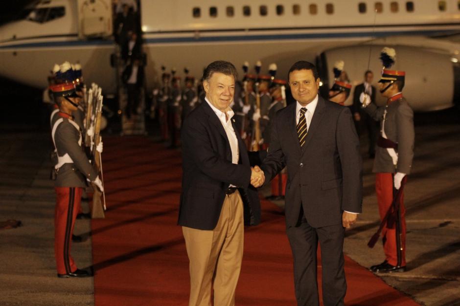 El presidente de Colombia, Juan Manuel Santos, fue recibido en el pa&iacute;s por el canciller guatemalteco Ra&uacute;l Morales. (Foto: Fredy Hern&aacute;ndez/Soy502)