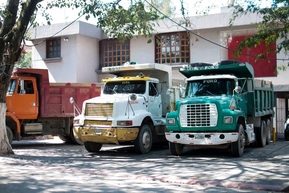 Camiones extraen tierra del interior del edificio en el que se encontraba la Boutique Emilio. (Foto: Alejandro Bal&aacute;n/Soy502)