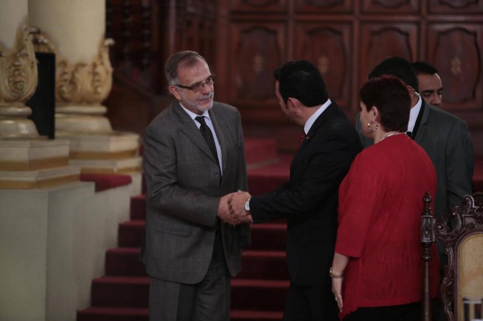 El presidente Jimmy Morales saluda al comisionado de CICIG, Iván Velásquez, durante una reunión este domingo en el Palacio Nacional de la Cultura. (Foto: Jesús Alfonso/Soy502)&nbsp;