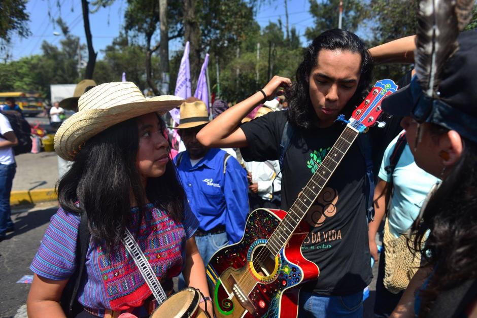 Con un grupo de m&uacute;sicos cantaron sus consignas. (Foto: Jes&uacute;s Alfonso/Soy502)
