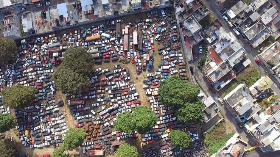 Los veh&iacute;culos han permanecido por meses en el predio municipal sin ser reclamados. (Foto: Muni de Mixco)