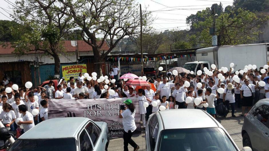 Amigos y familiares del ni&ntilde;o que muri&oacute; ahogado en el Liceo Javier realizaron una marcha y un plant&oacute;n en su memoria. (Foto: Facebook/Justicia por Alex)