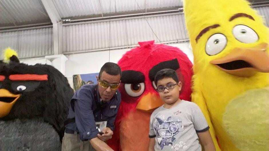 El comunicador apoya a su hijo que lo acompa&ntilde;a a muchas de sus actividades period&iacute;sticas. (Foto: Facebook Roverto Orellana)