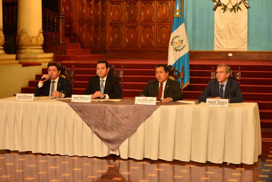 Durante la conferencia acompa&ntilde;aron a Jimmy Morales el Ministro de Finanzas, el Ministro de Salud y el presidente de Fundesa. (Foto: Jes&uacute;s Alfonso/Soy502)