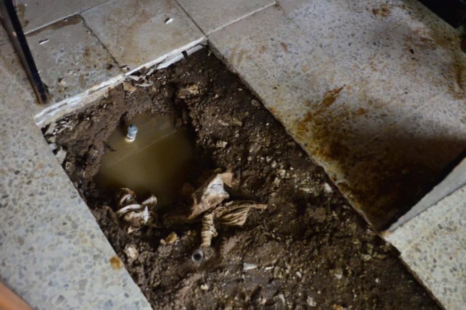 Una tuber&iacute;a se rompi&oacute; e inund&oacute; la emergencia del hospital San Juan de Dios. (Foto: Jes&uacute;s Alfonso/Soy502) 