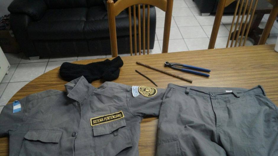 Vista del uniforme del Sistema Penitenciario, que ser&iacute;a usado por un reo para fugarse. (Foto: MinGob) 